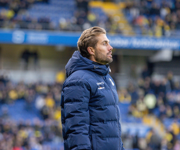 Jakob Poulsen på sidelinjen på Brøndby Stadion.