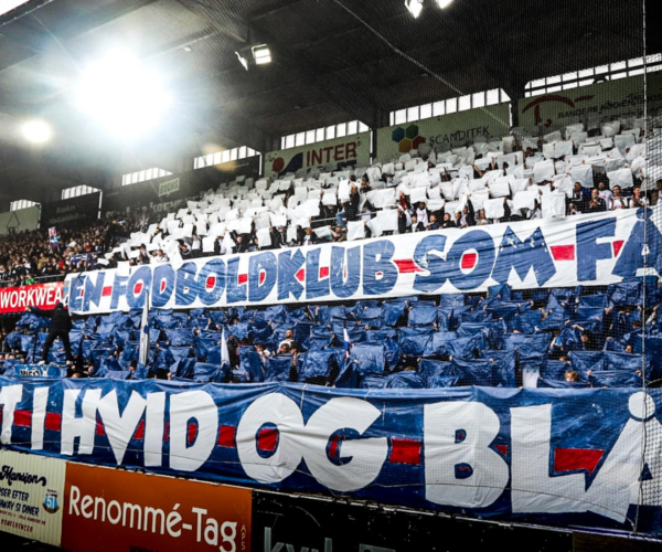 AGF-fans i Randers med flot tifo "Kæmp for hvid og blå"
