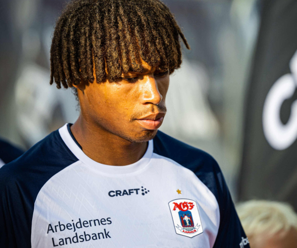 Jonas Jensen-Abbew i AGF-trøjen på vej på banen.