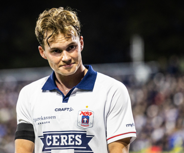 Kristian Arnstad med sørgebind på armen.