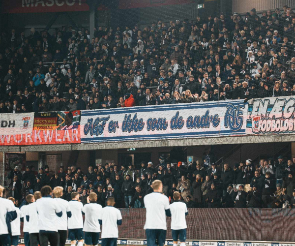AGF-fans på JYSK Park med "AGF er ikke som de andre"-banner.