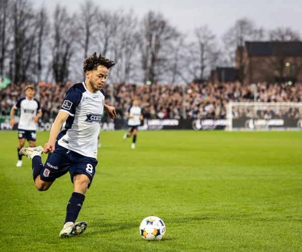 Mikael Anderson slår et indlæg på Ceres Park Vejlby.