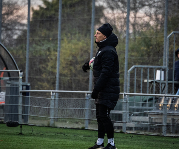 Niki Zimling på sidelinjen på Fredensvangs Bane 4.