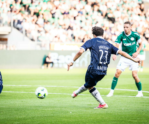 Mikael Anderson sparker mod Viborg FF.