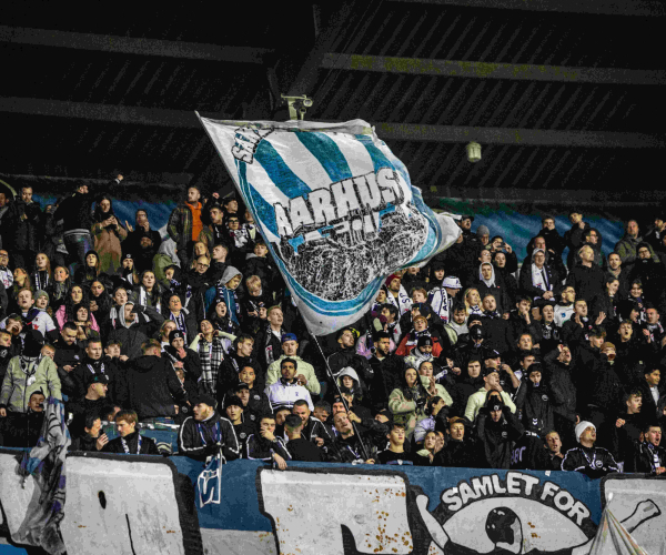 Samlet for Aarhus på stemningstribunen på Ceres Park.