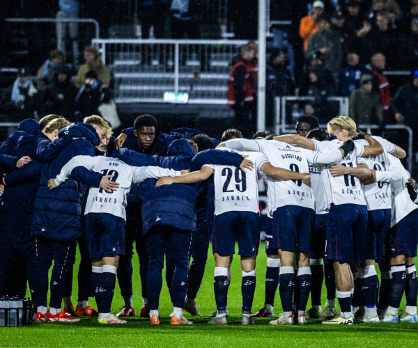 Holdcirkel inden kamp på Ceres Park Vejlby.