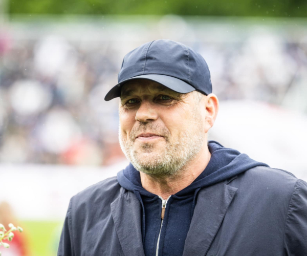 Carsten V. Jensen med kasket.