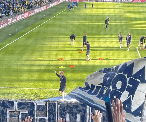Tobias Mølgaard hilser på fansene på Brøndby Stadion.