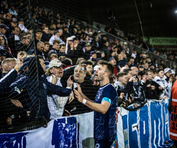 Patrick Mortensen diskuterer med fans i Vejle.