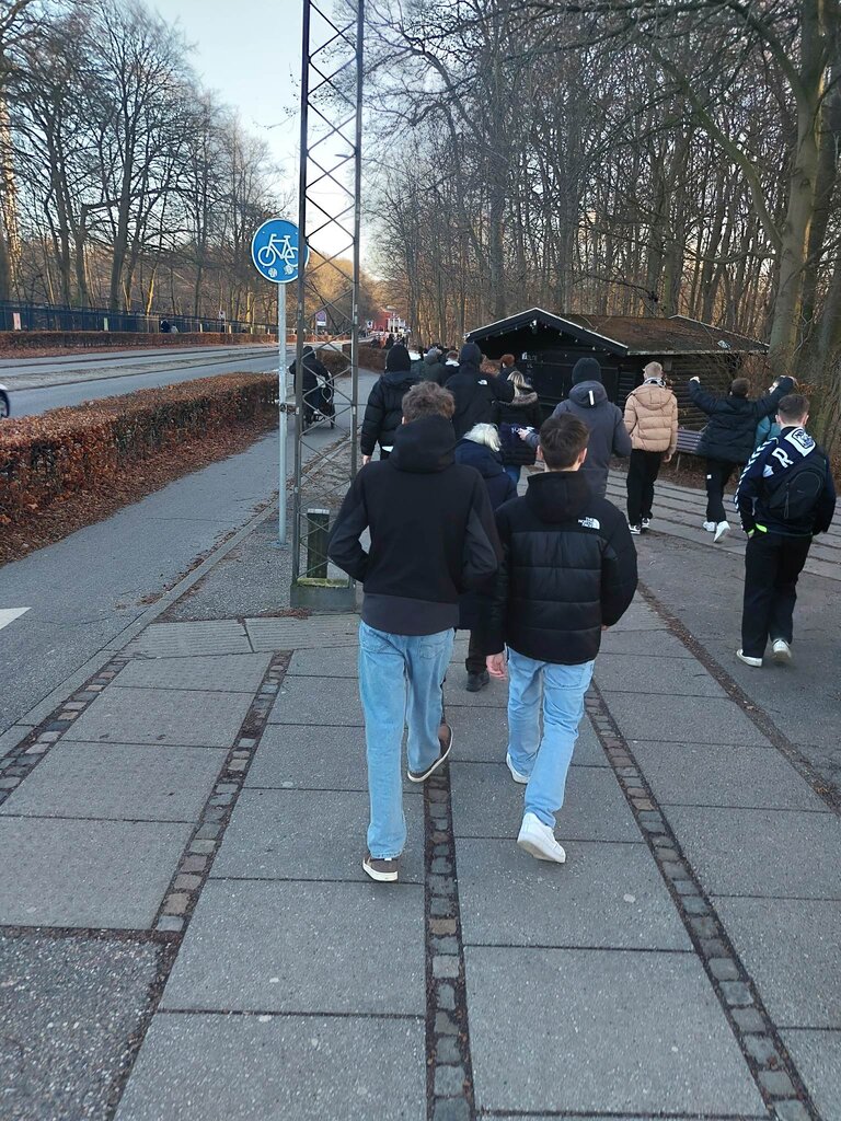 Unge AGF fans på vej mod Ceres Park ad Stadion Allé i Aarhus.