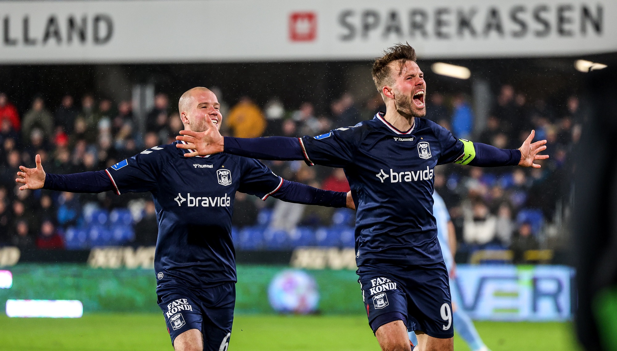 Patrick Mortensen og Nicolai Poulsen jubler mod AGF's fans efter scoring,