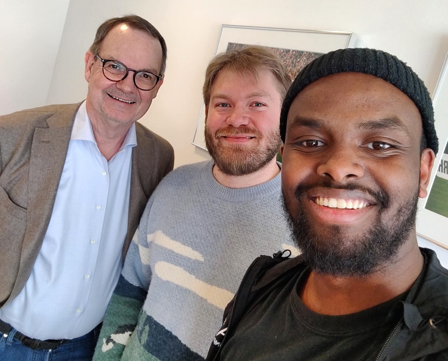 Lars Fournais med Lyden AGF podcastværterne Gustav Pors og Ahmed Omar.