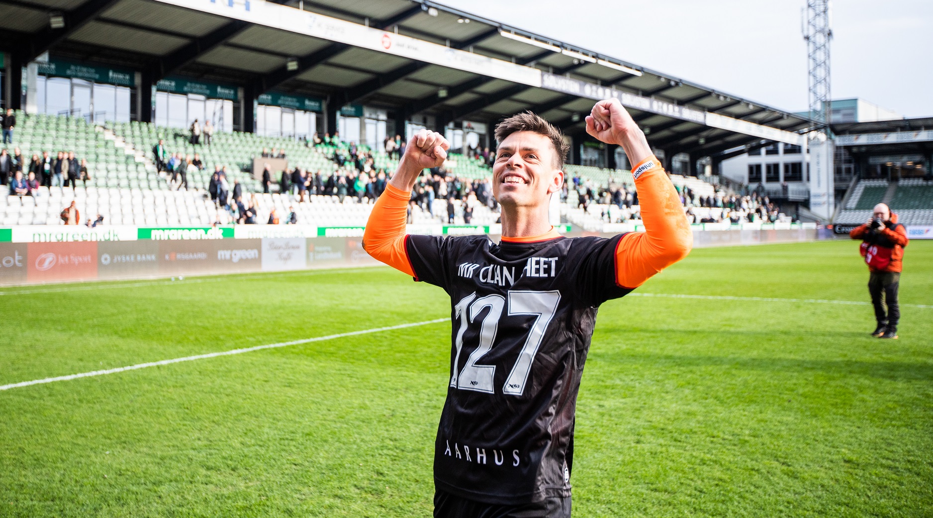 Jesper Hansen iført en særlig 127 clean sheets trøje på Viborg Stadion.