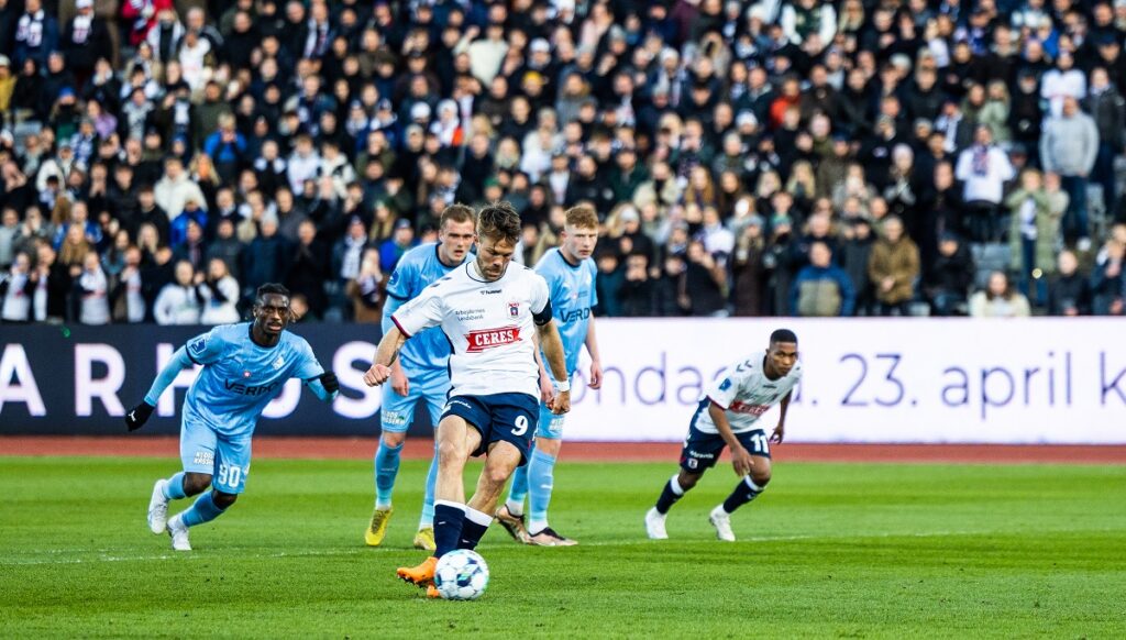 Patrick Mortensen sparker straffespark mod Randers FC.