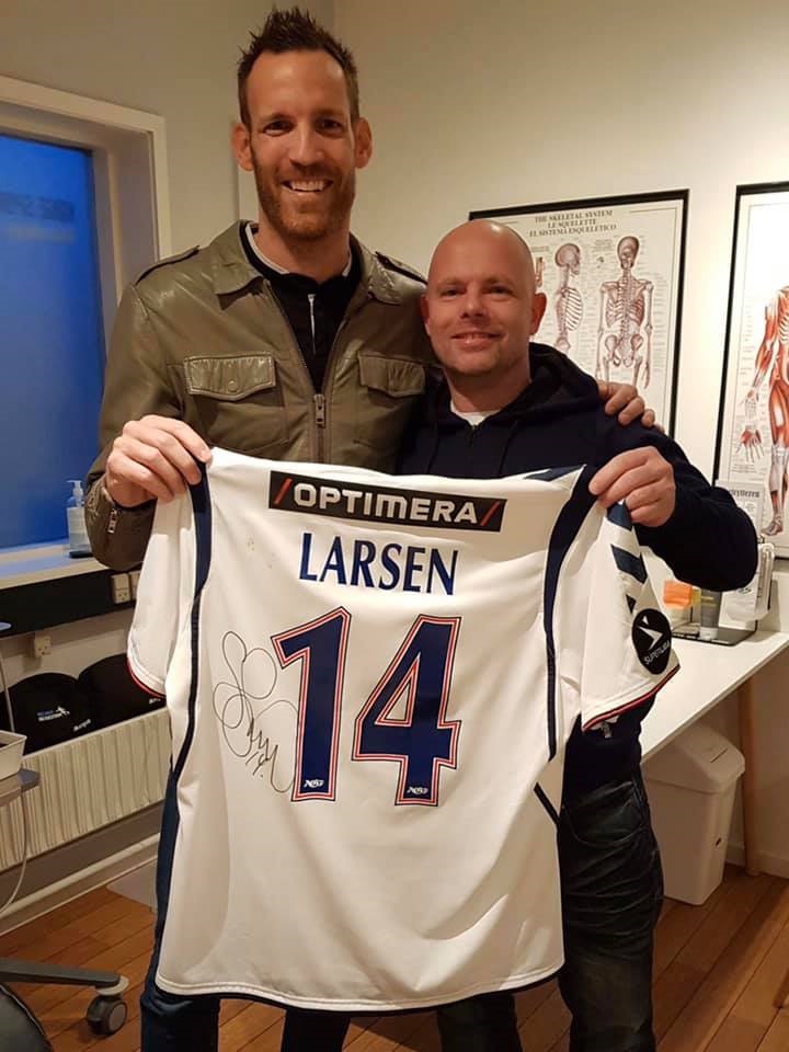 Søren Larsen og Thomas Berg med en legendarisk Larsen nr. 14 AGF trøje.