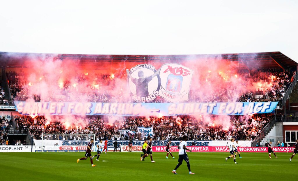 AGF's fans fyrer den af under kamp mellem AGF og FC København.
