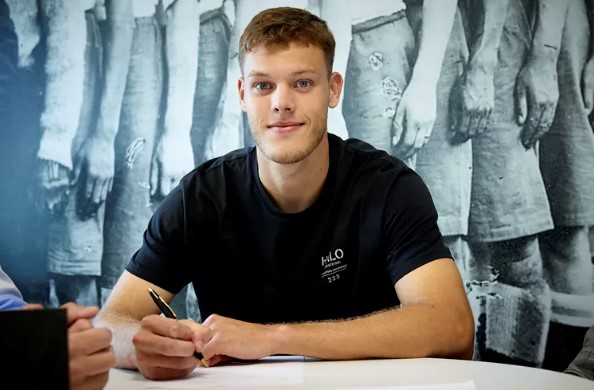 Tobias Anker underskriver sin kontrakt med AGF.