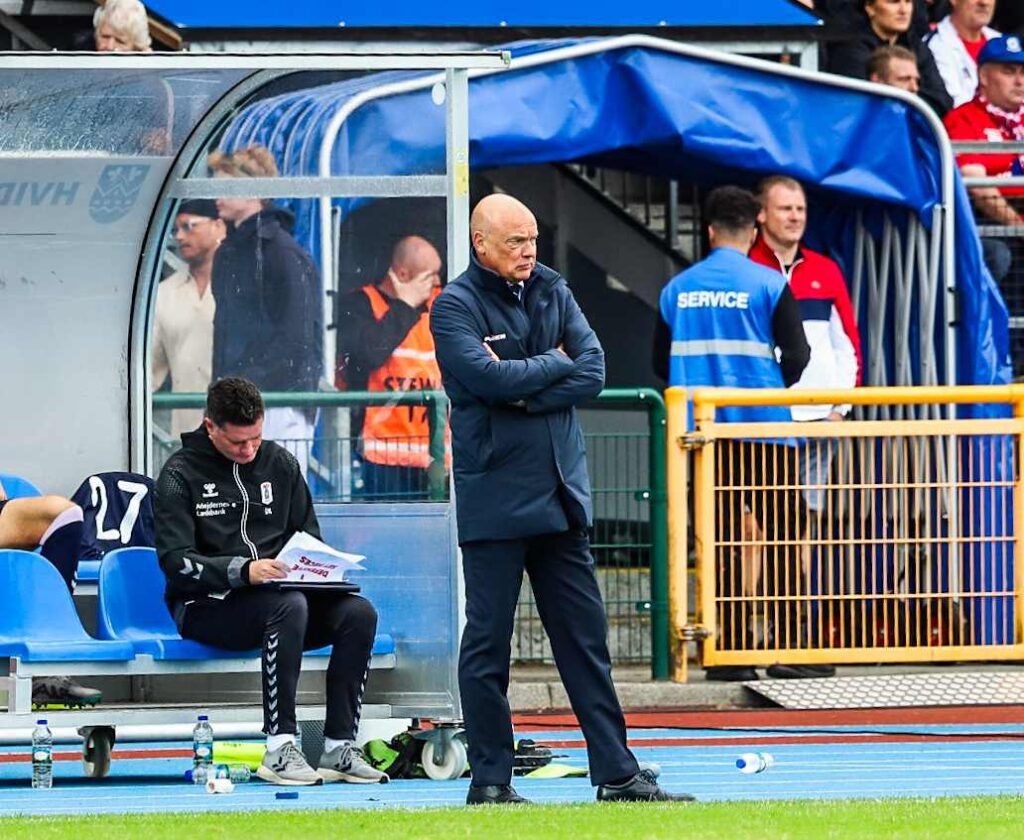 Uwe Rösler kigger ind på banen i Hvidovre, og ser ret misfornøjet ud.