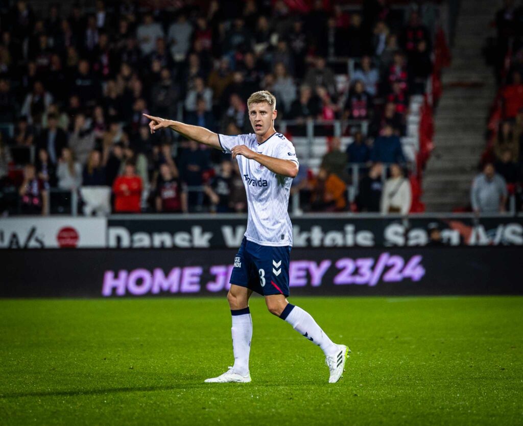 Mats Knoester dirigerer sine medspillere i sin debut mod FC Midtjylland d. 3. september 2023.