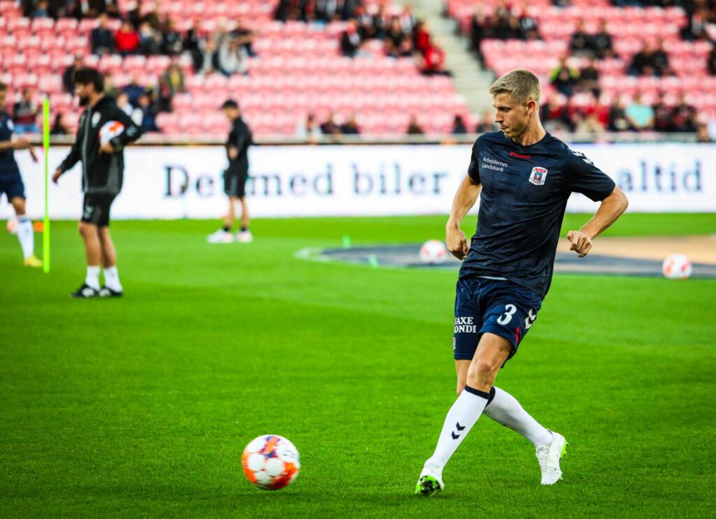 Mats Knoester varmer op, forud for sin debut mod FC Midtjylland d. 3. september 2023.