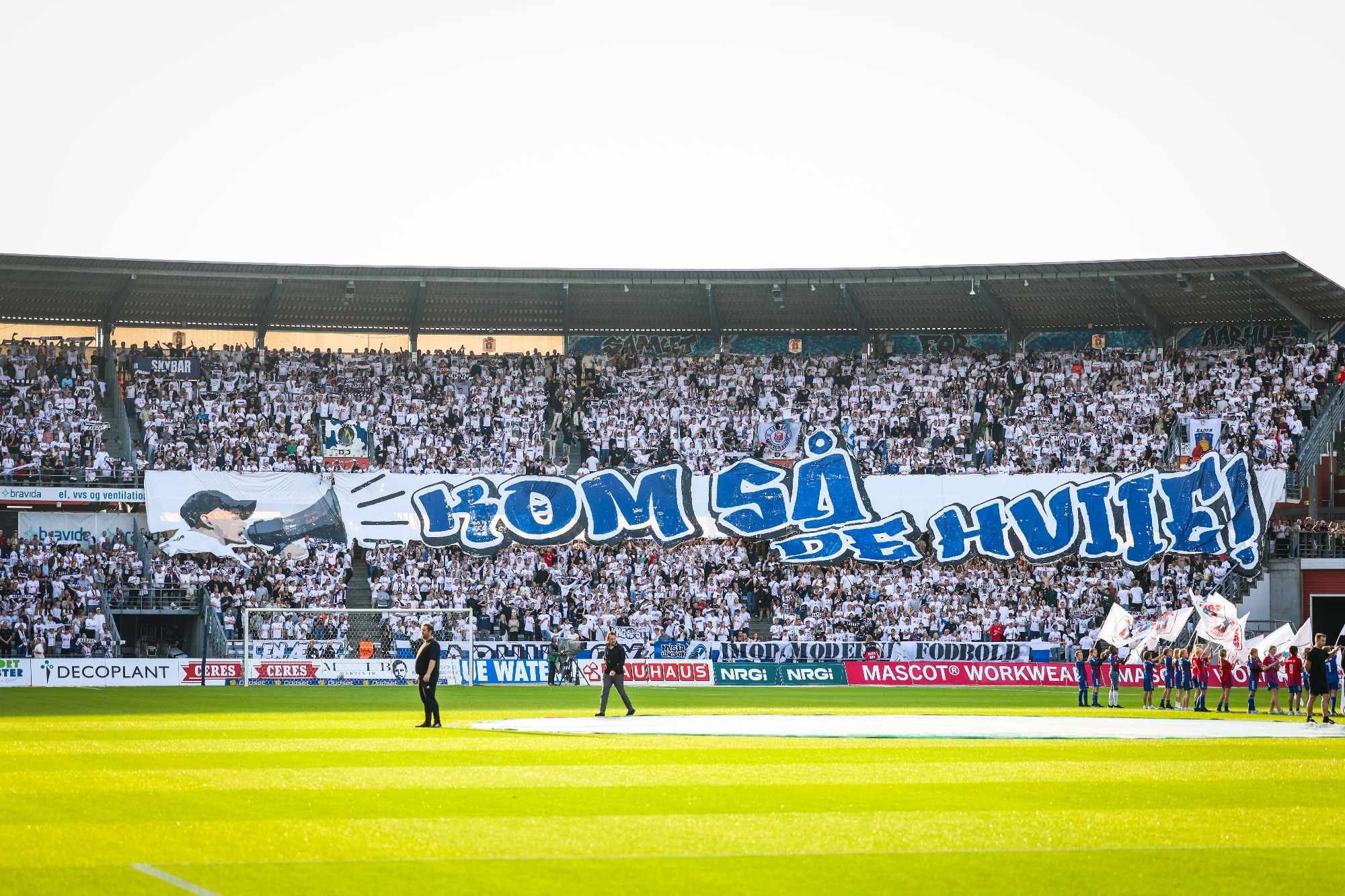 Tifo med teksten "Kom så de hviie!" forud for kamp mod Brøndby IF på Ceres Park. 17. september 2023