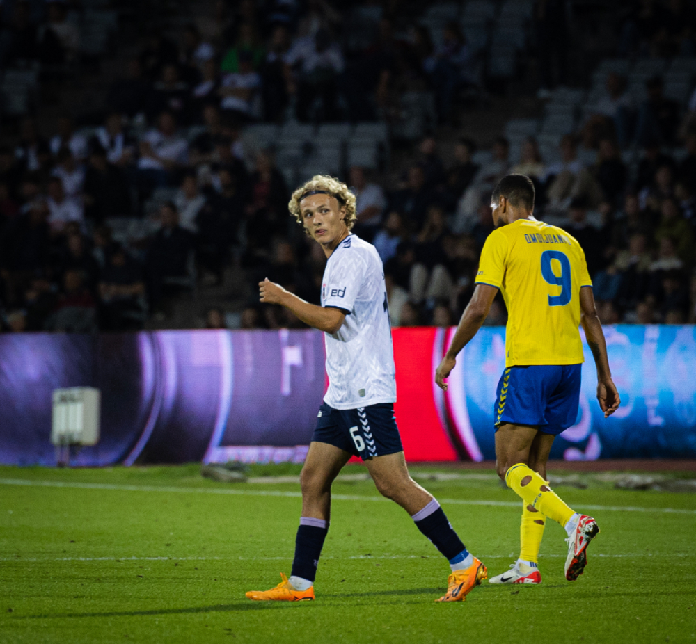 Julius Beck på banen mod Brøndby, sin debutkamp. I baggrunden er Ohi Omoijuanfo