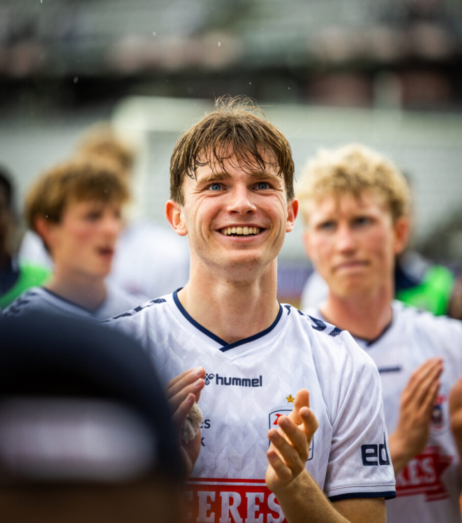 Knudsen stråler er glæde, da han klapper af AGF-fans efter 1-0 sejren over Lyngby d. 27. august 2023