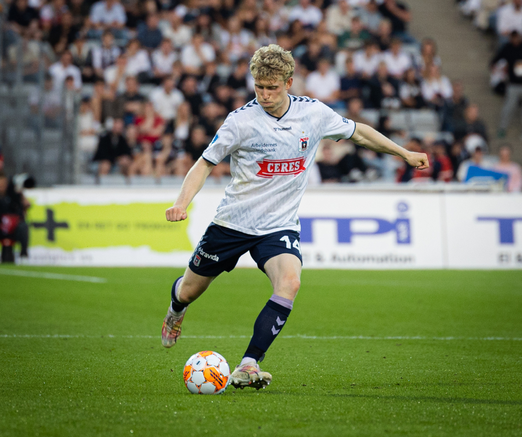 Tobias Mølgaard sparker bolden fremad banen, da AGF taber 0-3 mod Brøndby. 17. september 2023.