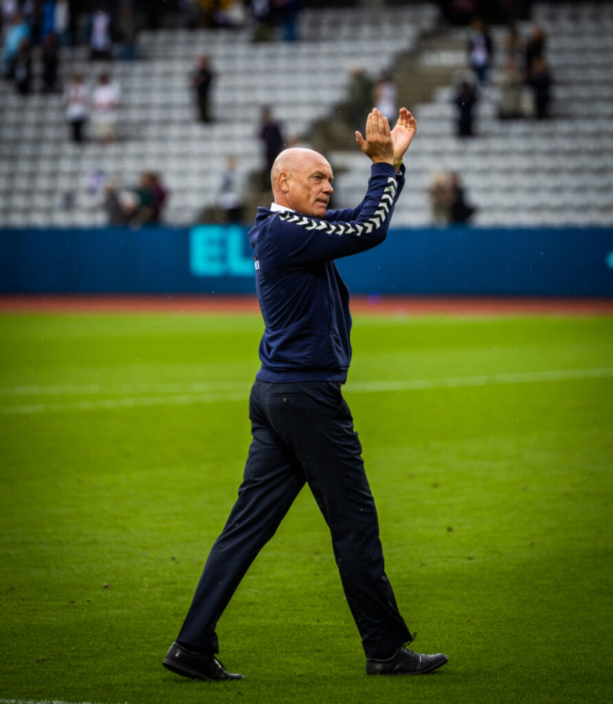Uwe Rösler klapper af de fremmødte fans, efter AGF's 1-0 sejr på Ceres Park mod Lyngby, 27. august 2023