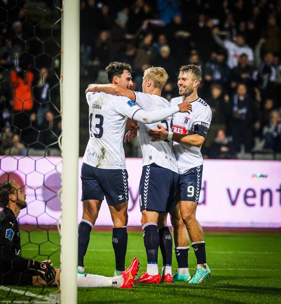 Janni Serra jubler med Mortensen og Bech.