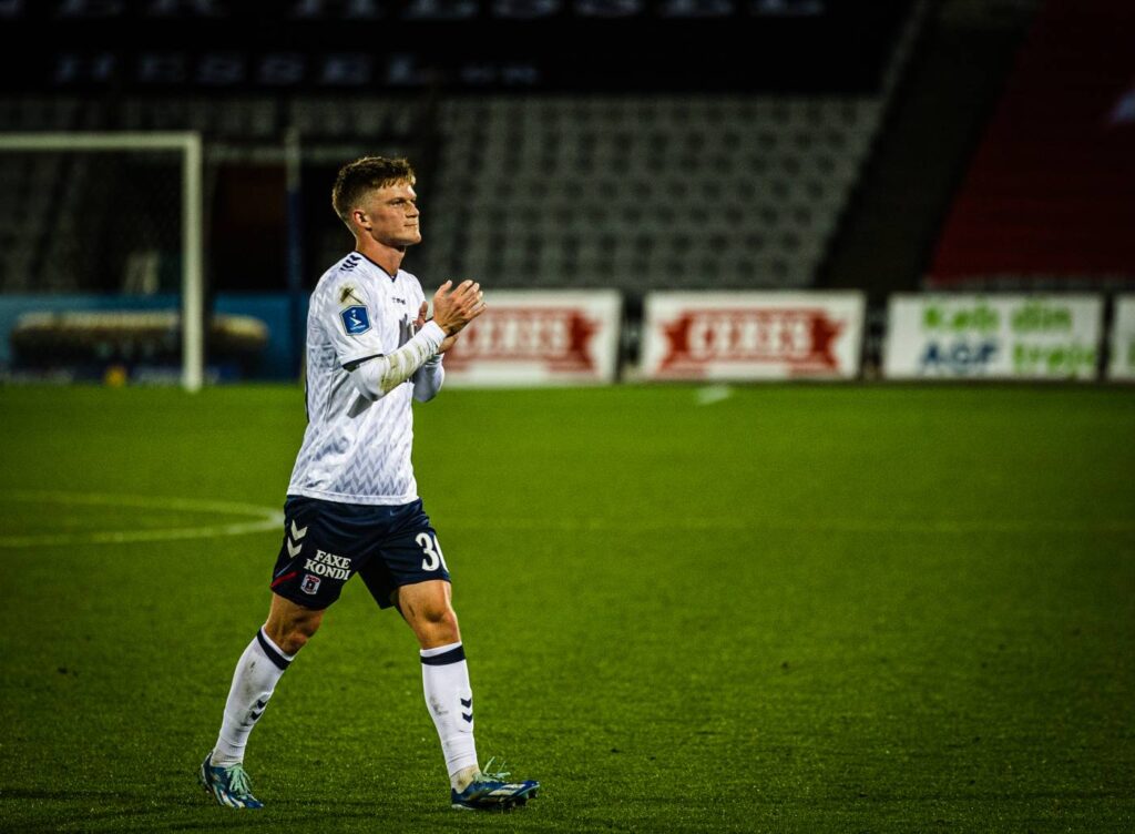 Mathias Sauer hyldes af fansene, efter sine to mål mod Ishøj. 2. november 2023