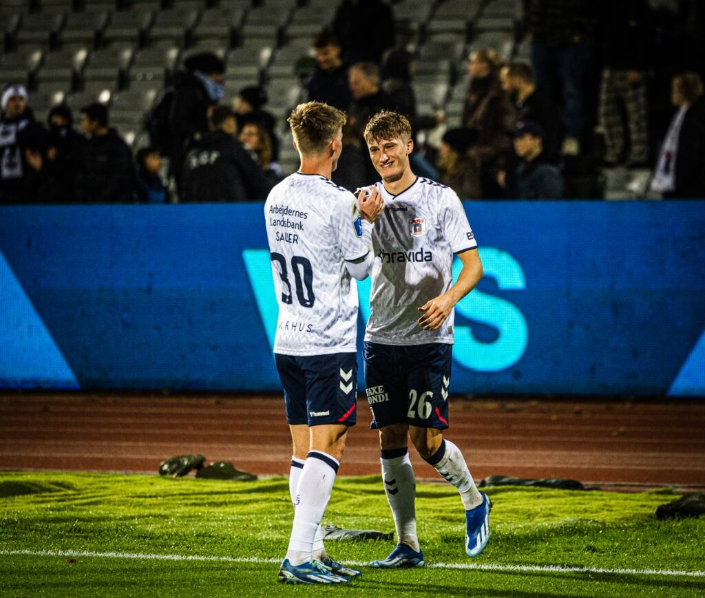 Mathias Sauer og Jacob Andersen jubler over Sauers mål mod Ishøj. 2. november 2023.
