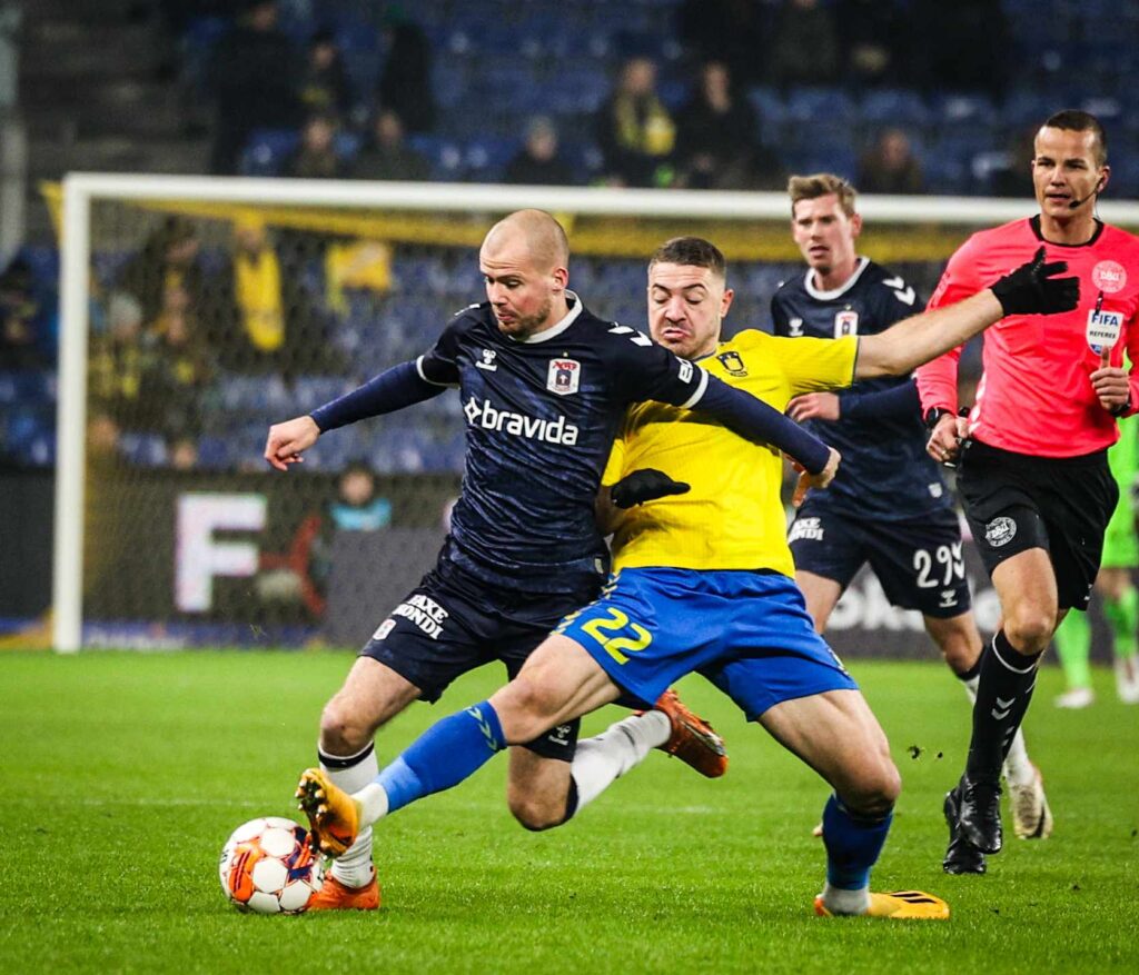 Nicolai Poulsen tackles af Brøndbys Radosevic. 10. december 2023