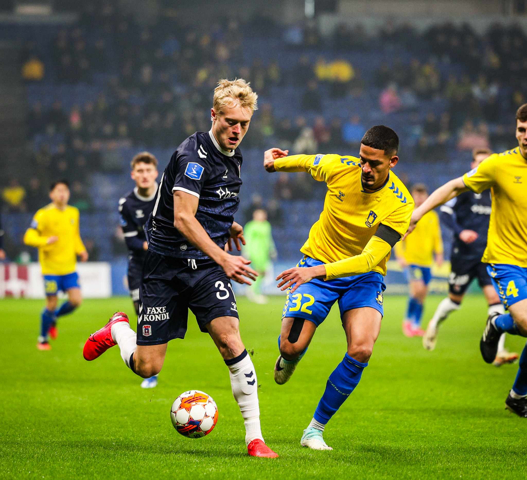 Bech forsøger at komme forbi Brøndbys Frederik Alves Ibsen.