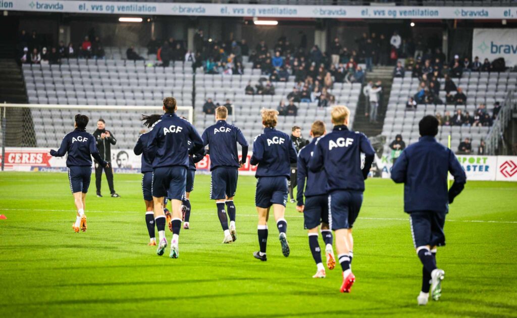 AGF-holdet løber på banen på Ceres Park.