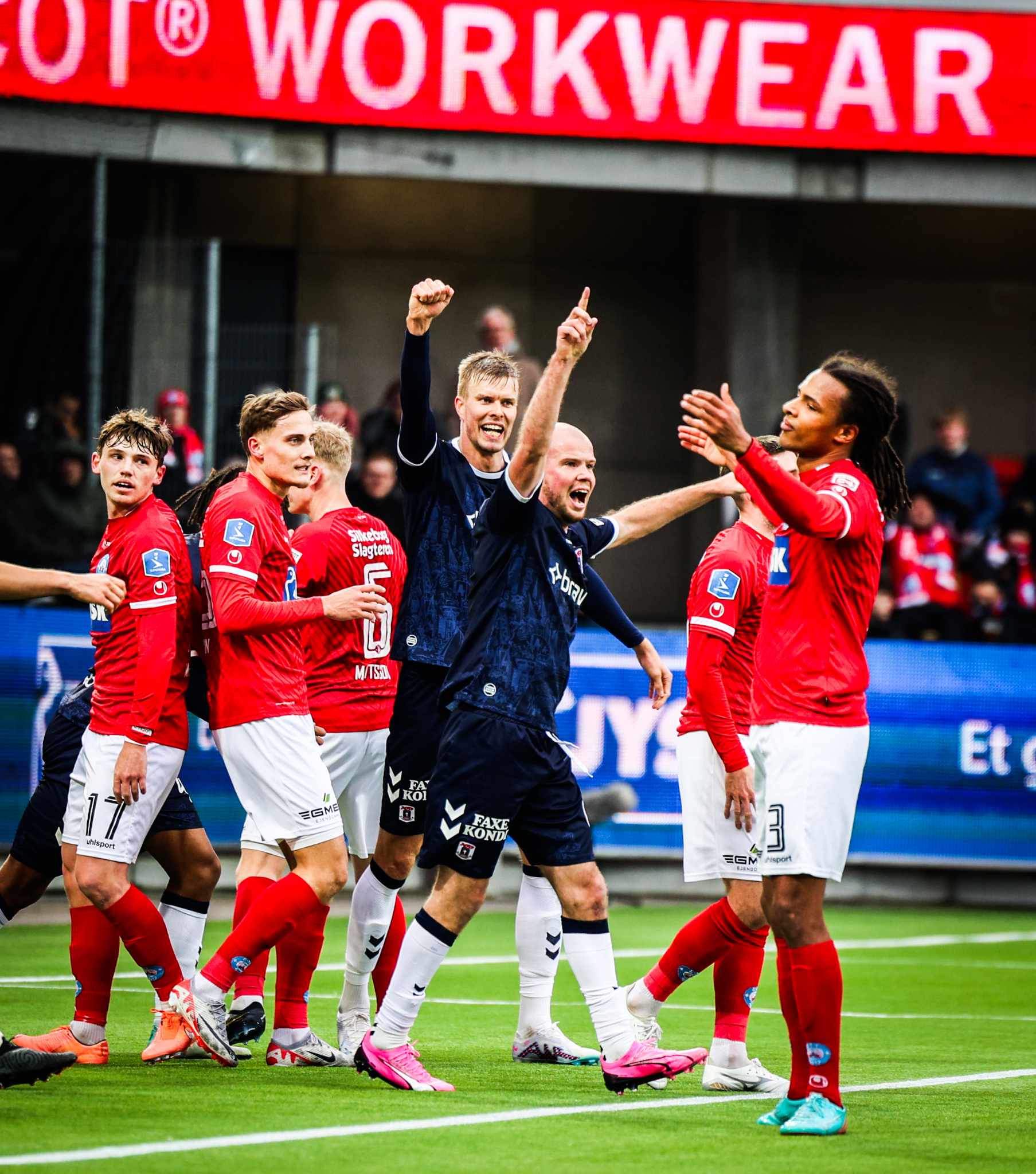 Poulsen jubler på JYSK Park.