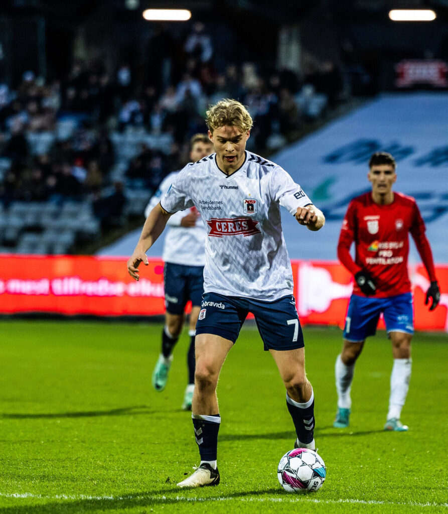Mads Emil Madsen dribler mod Hvidovre IF.