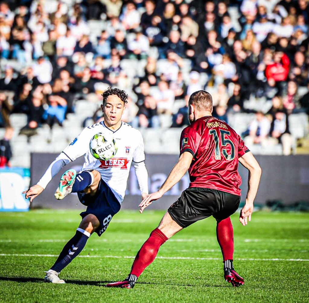 Mikael Anderson med bolden mod FC Midtjylland.