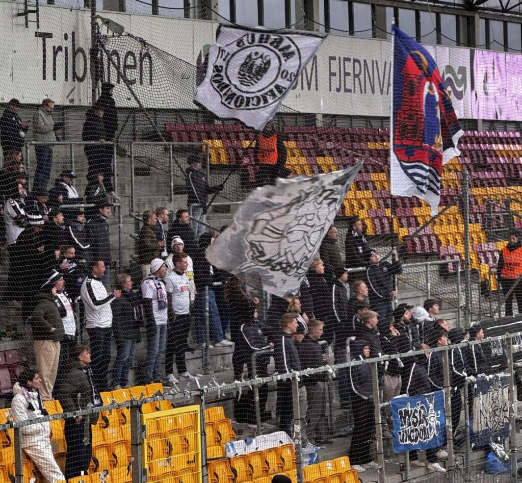 AGF-fans på lægterne i Farum.