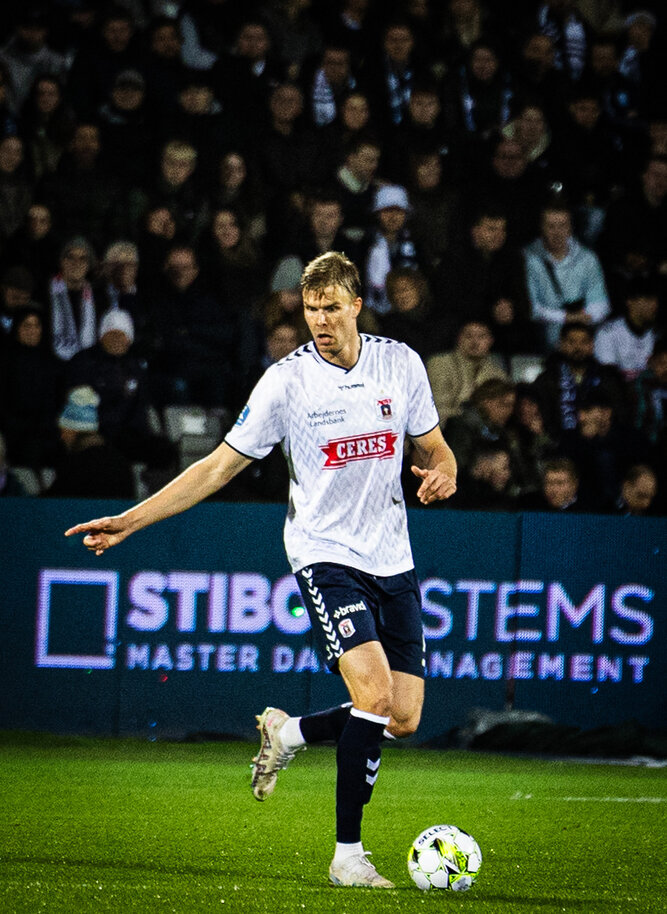 Frederik Tingager med bolden på Ceres Park.