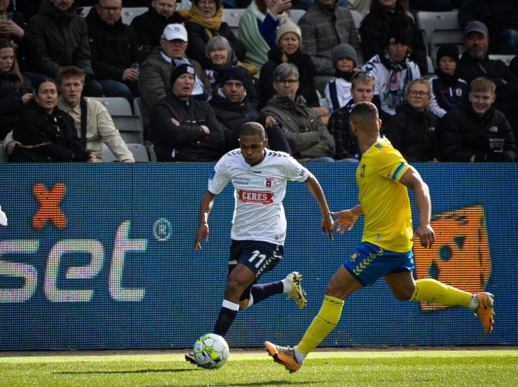 Gift Links med bolden mod Brøndby IF.