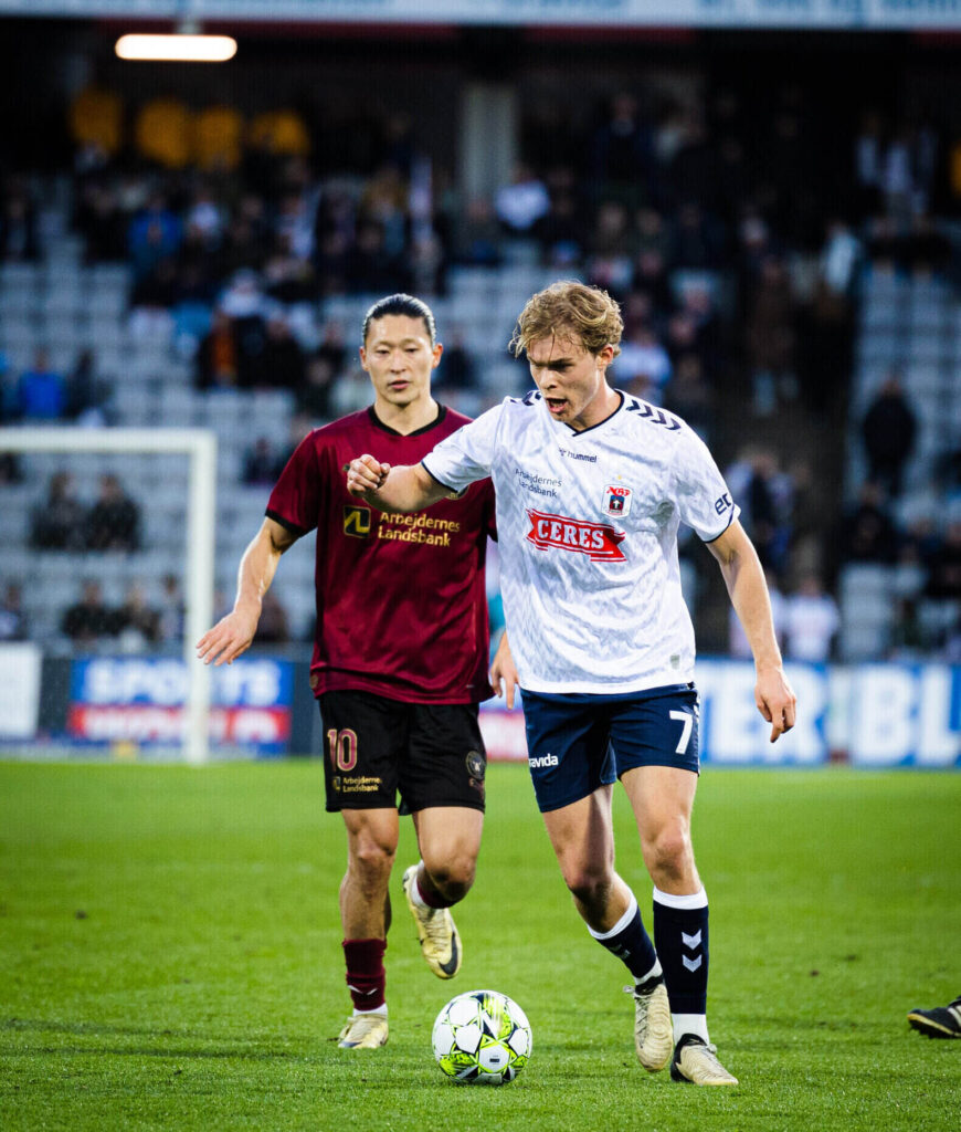 Mads Emil Madsen i kamp for AGF mod FC Midtjylland.