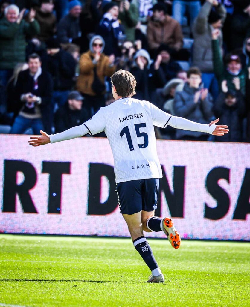 Magnus Knudsen jubler efter scoring på hjemmebanen.