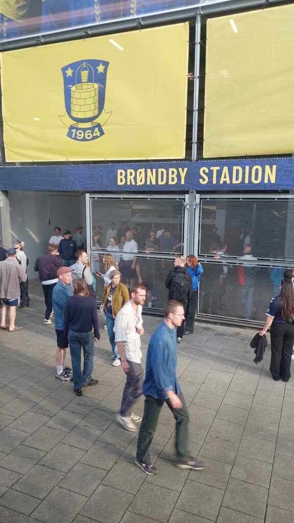 AGF-fansene blev angrebet af BIF-fans foran Brøndby Stadion.