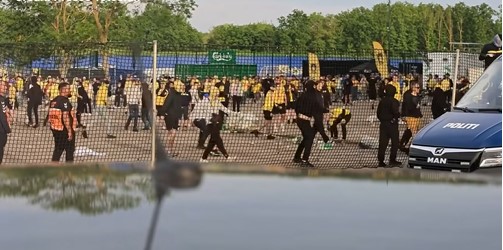 Brøndbys fans går amok foran Brøndby Stadion.