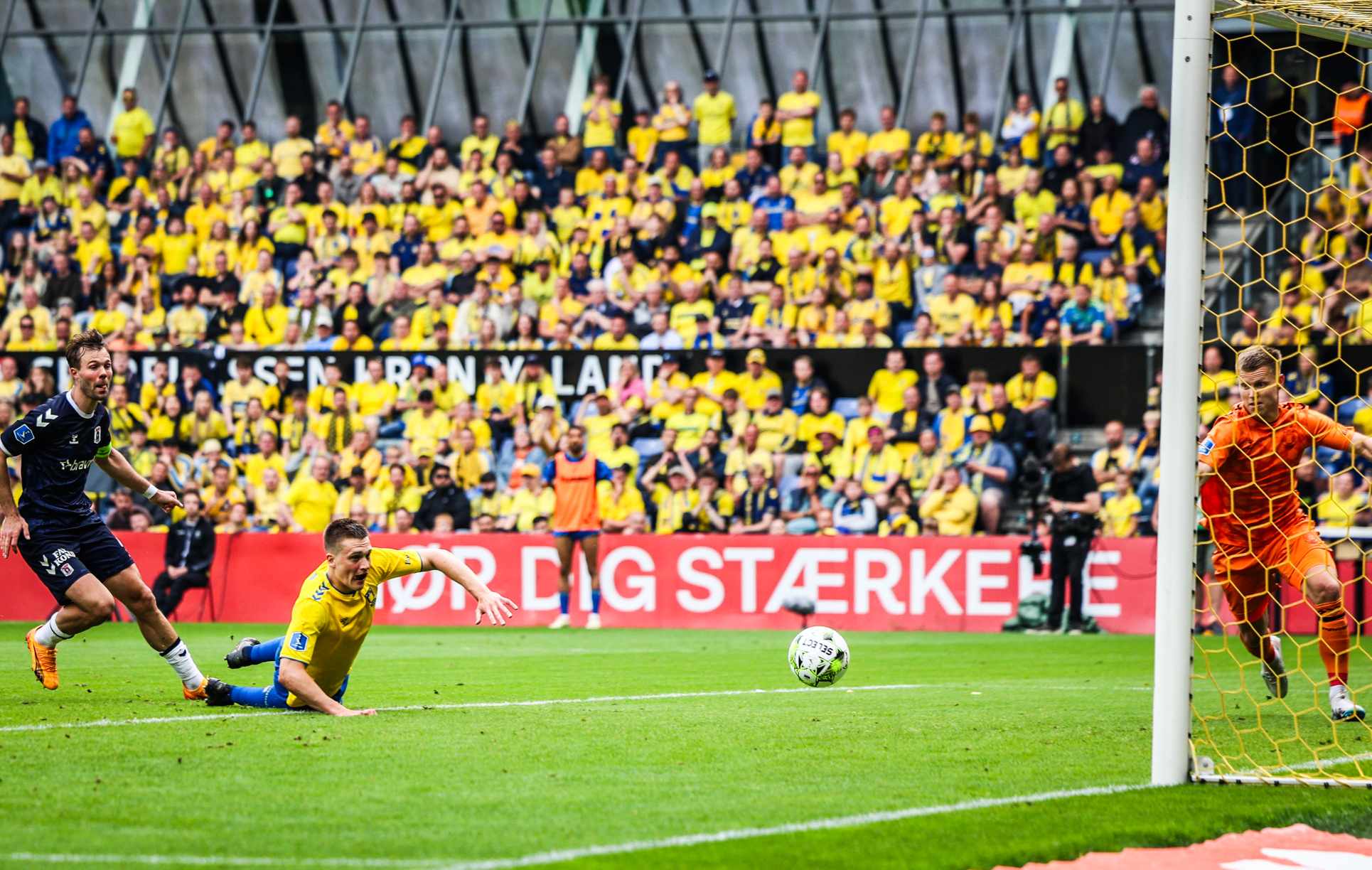 Brøndbys Rasmus Lauritsen laver selvmål. Mortensen ser til.