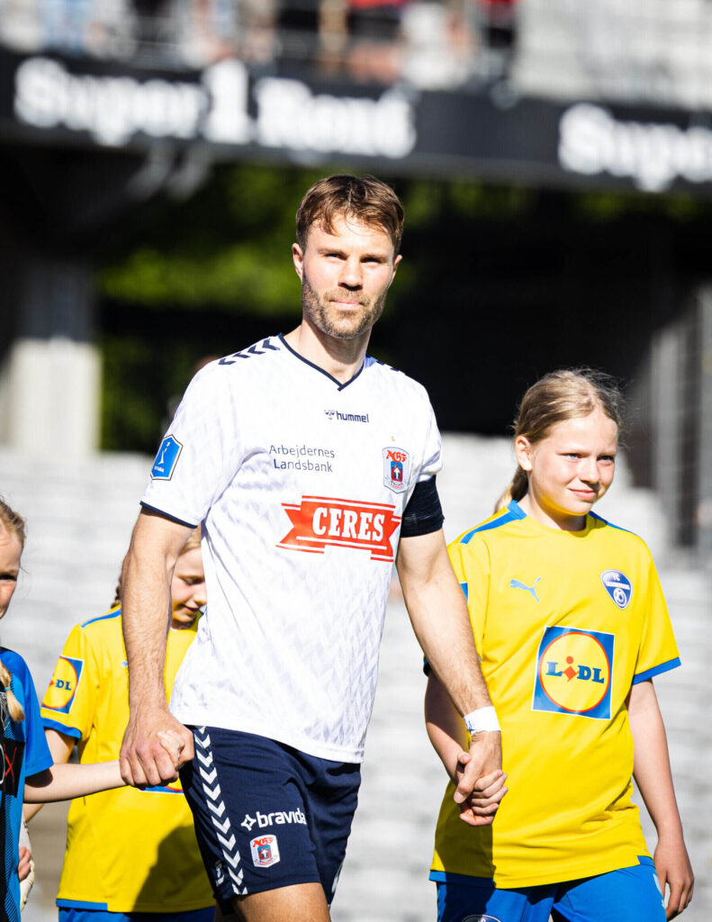 Patrick Mortensen på vej på banen på Ceres Park.