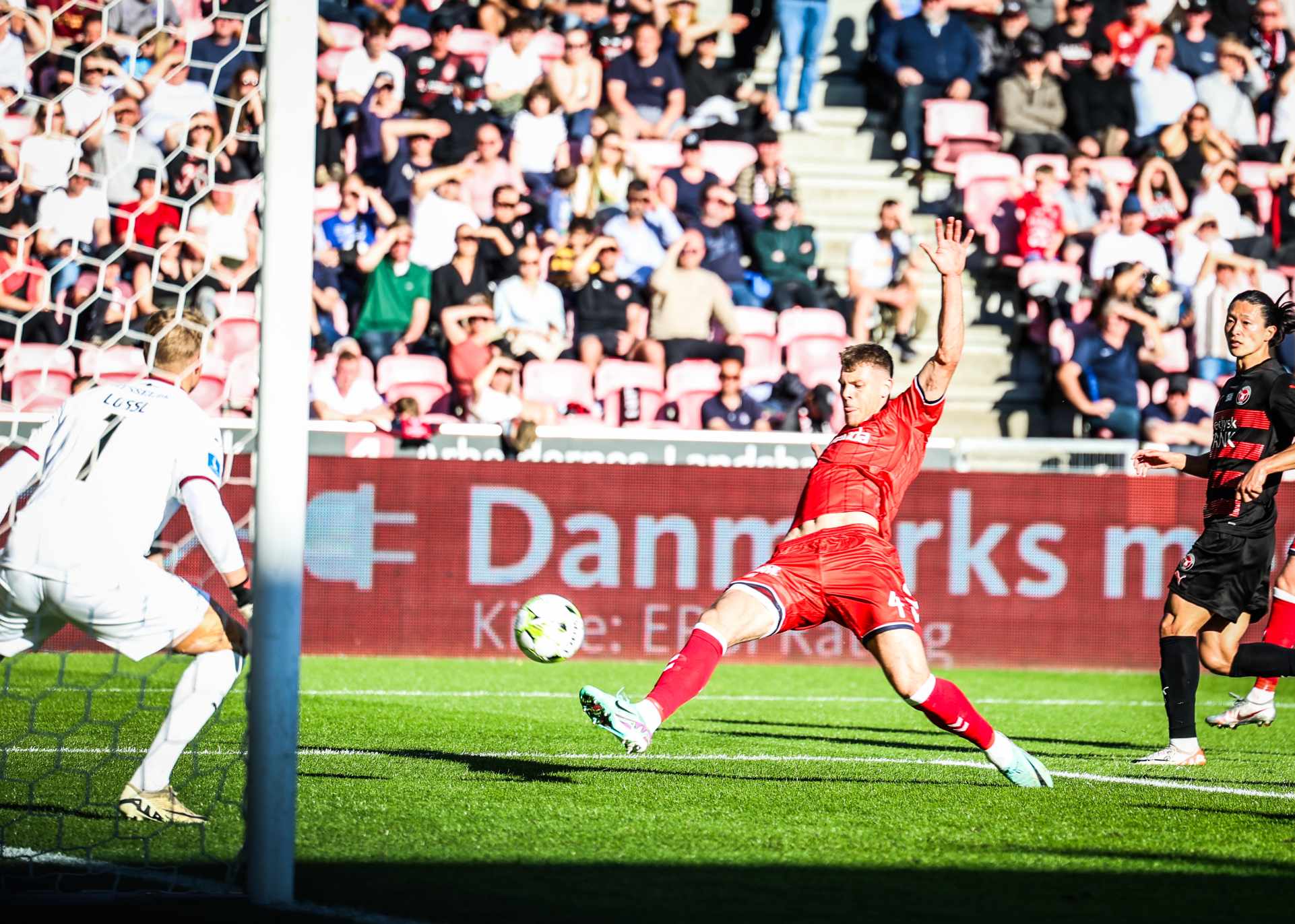 Tobias Anker skyder og scorer mod FC Midtjylland.