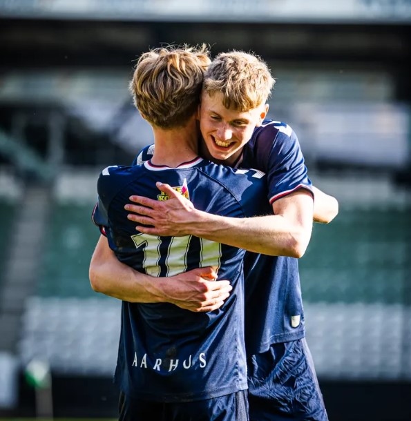 AGF's U19-drenge krammer efter scoring.
