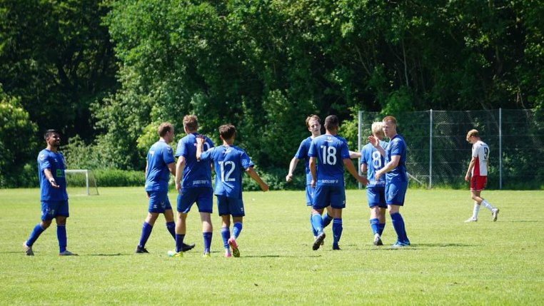 Skødstrup SF jubler efter en scoring.